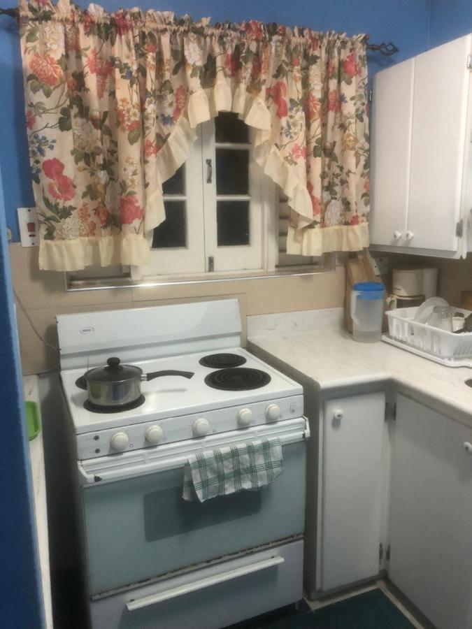 Finest Accommodation Renfrew Place 1 Bedroom Apt # 42 New Kgn 4--12 Renfrew Rd คิงส์ตัน ภายนอก รูปภาพ
