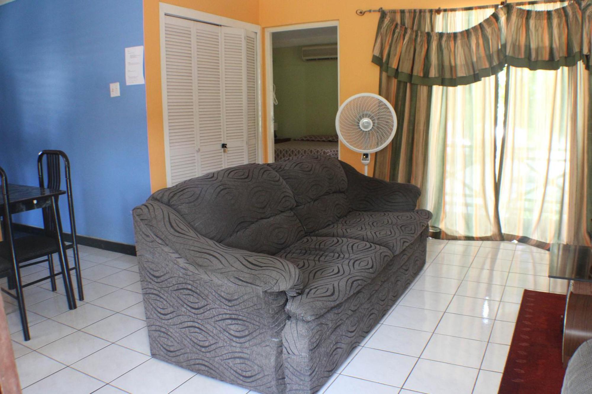 Finest Accommodation Renfrew Place 1 Bedroom Apt # 42 New Kgn 4--12 Renfrew Rd คิงส์ตัน ภายนอก รูปภาพ