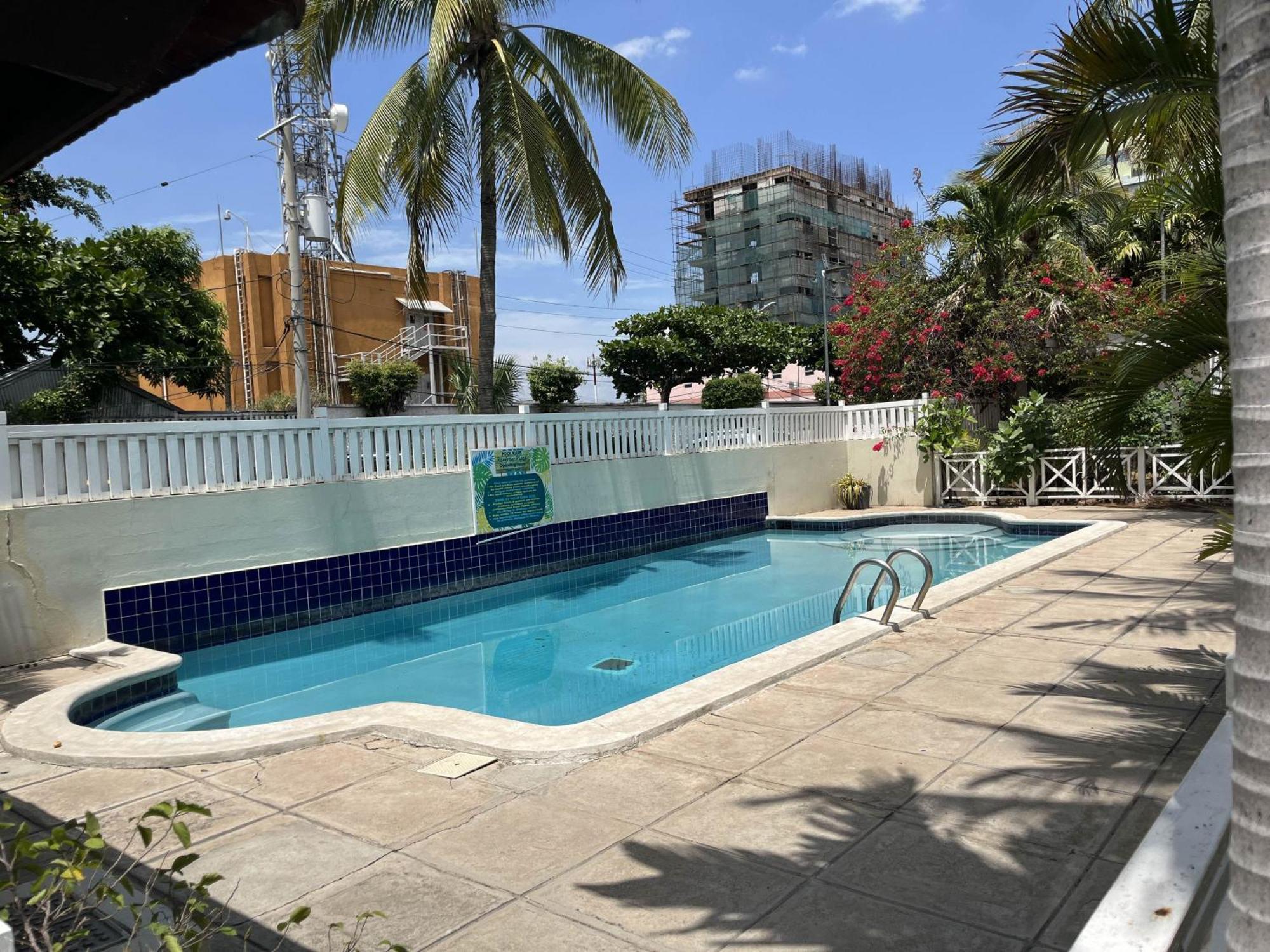 Finest Accommodation Renfrew Place 1 Bedroom Apt # 42 New Kgn 4--12 Renfrew Rd คิงส์ตัน ภายนอก รูปภาพ