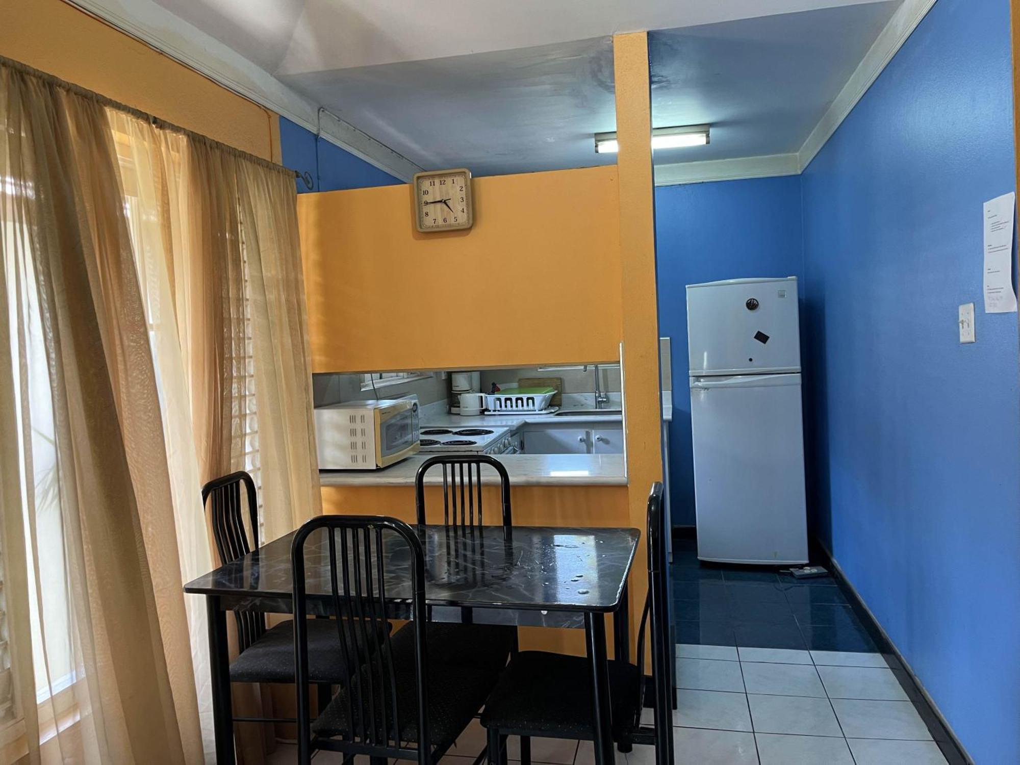 Finest Accommodation Renfrew Place 1 Bedroom Apt # 42 New Kgn 4--12 Renfrew Rd คิงส์ตัน ภายนอก รูปภาพ